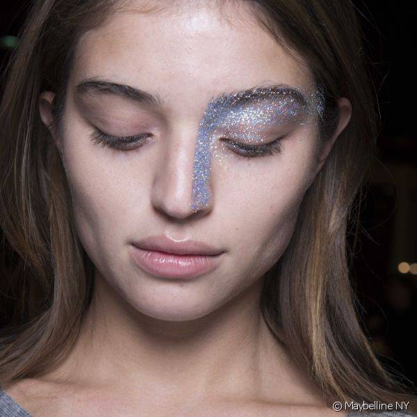 O glitter também surge nas maquiagens de festa, em pontos inusitados do rosto